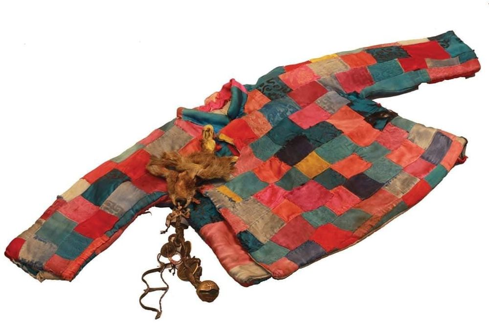 Үзмэр: Энхрий хүүхдийн дээл