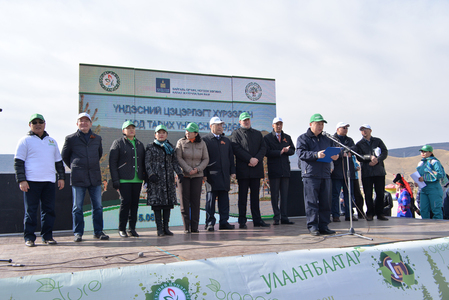 УИХ-ын дарга үндэсний цэцэрлэгт хүрээлэнд мод тарина