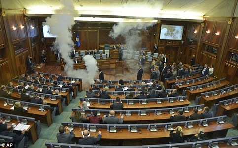 Парламентын ордонд нулимс асгаруулагч ашиглажээ