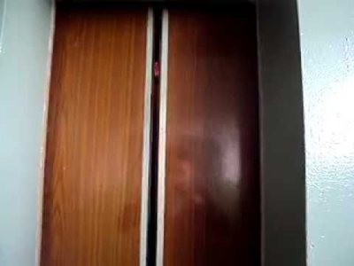 Цахилгаан шатанд гацсан хүүг гаргажээ