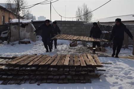 Зөвшөөрөлгүй барилга, хашаа, хайсыг буулгаж орц гарцыг нээж байна