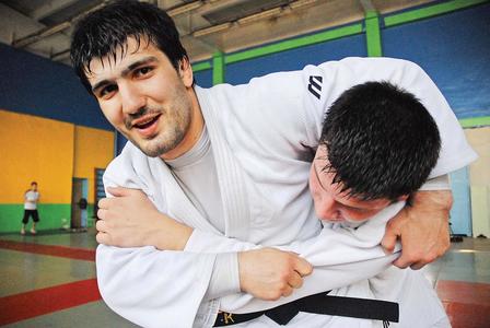 Тагир Хайбулаев: Би сүмо барилддаг байсан. Асашёорюү Монголд байгаа юу?