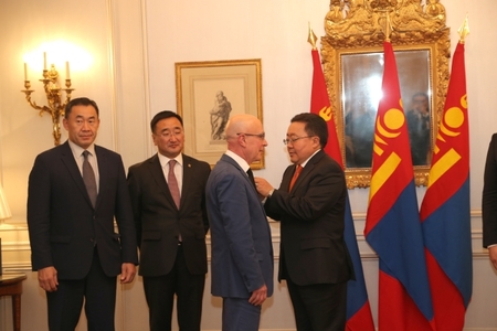  Францын зарим иргэнийг төрийн одон, медалиар шагналаа