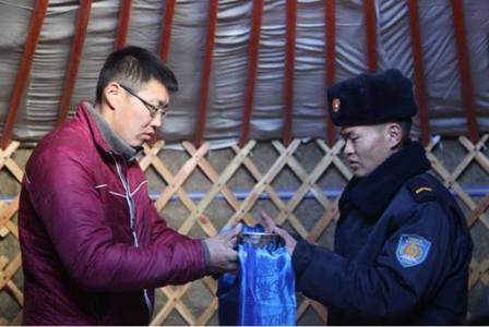 Үйлдвэрийг нь аварсан гал сөнөөгчид гэр бэлэглэжээ