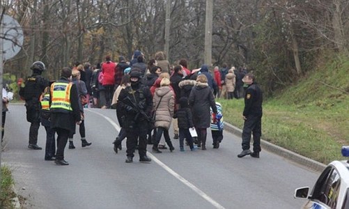 Сургуульд тэсрэх бөмбөг байршуулсан гэжээ