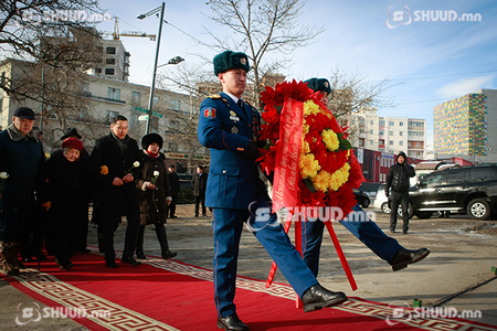 Ж.Батмөнхийн хөшөөнд цэцэг өргөж, хүндэтгэл үзүүллээ