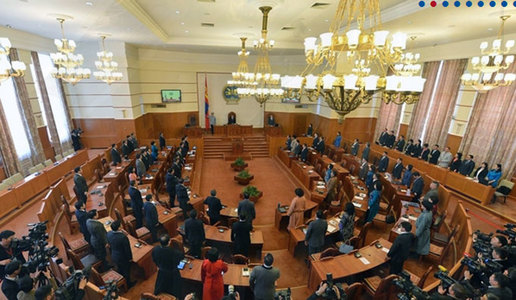Хоёр оны заагт улс төр тун ч халуухан байна