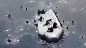 Цагаачдын хөлөг живж, 150 гаруй хүн амиа алджээ