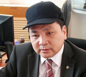 Л.Гансүх долоон булчирхайгаа тоочно