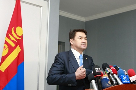 Ерөнхий сайд мэдээлэл хийж байна