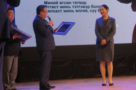 Ц.Оюунгэрэл шилдэг татвар төлөгч болов