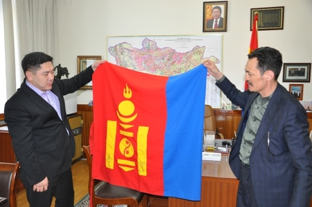 Эверестэд хүрсэн төрийн далбааг гардуулав