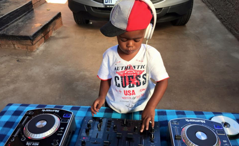 Гурван настай хүү DJ хийж байна