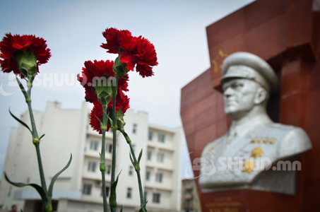 Дайчдын хөшөөнд хүндэтгэл илэрхийллээ