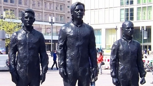 Германд Сноуданы хөшөө сүндэрлэв