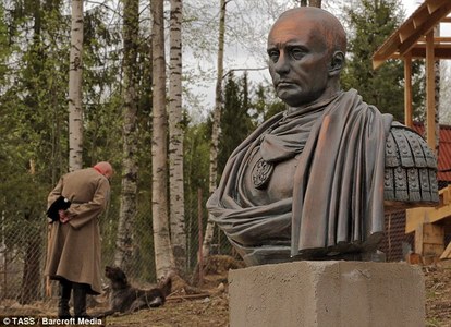 Путиний хөшөө Крымд сүндэрлэв