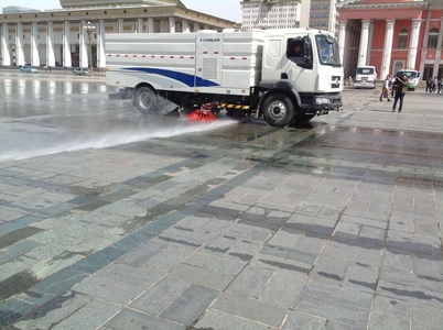 Нийслэлийн авто замыг угааж байна