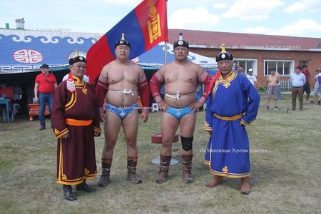 Өвөрхангайн бөхчүүд галын шав тавих ёслол хийлээ