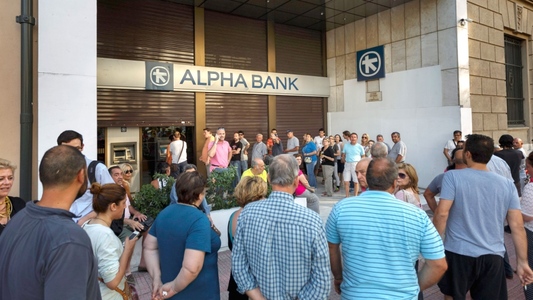 Грекийн банкууд хаалгаа барилаа