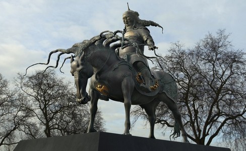 Сүхбаатарыг буулгаж, Чингисийг залах уу