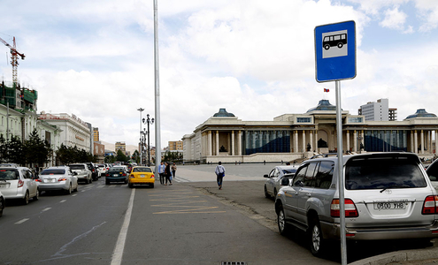 Чингисийн талбайн баруун талд автобус зогсоно