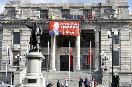 Жагсагчид парламентын ордонг эзэлжээ