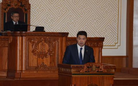 Засагтайгаа  тэрсэлдсэн парламент