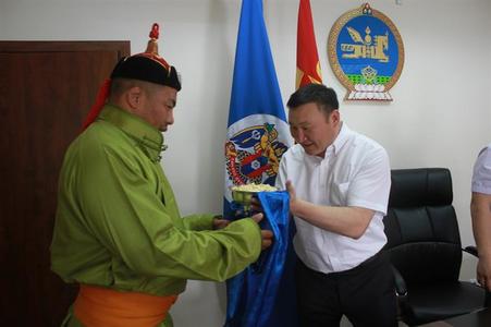 Улcын начин А.Алтанхуягт дүүргийн хүндэт тэмдэг гардуулав