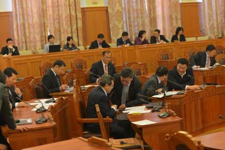 Эд хөрөнгийн барьцааны хуулийг баталж, хувьчлалыг хойшлуулав