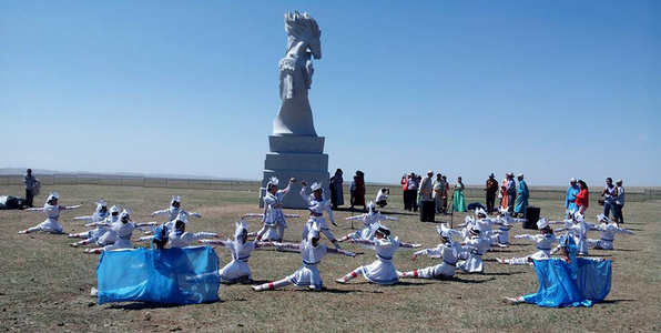 Их зохиолчийн нэрэмжит цогцолбортой болно