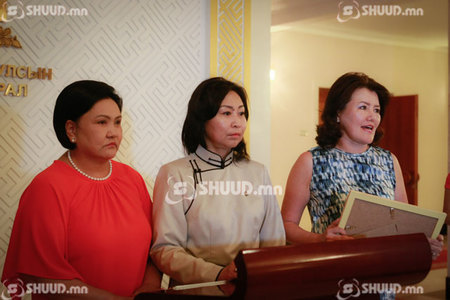 Эмэгтэй гишүүд үйлчилгээний ажилтнуудыг урамшуулав