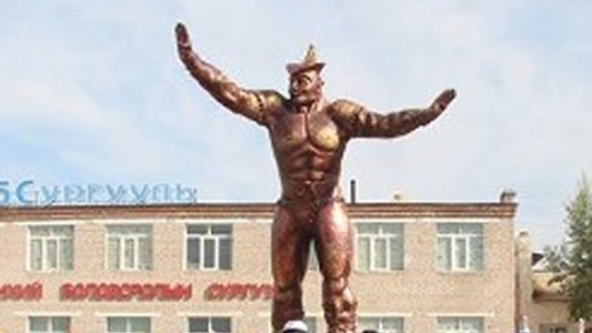 Бөхөд зориулсан хамгийн өндөр хөшөөг Сэргэлэнд босголоо