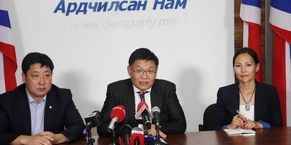  Зургаан сайдыг суудлаас нь буулгана гэв 