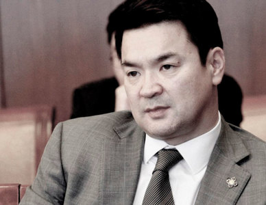 Урмыг нь хугалж ууцан дээр нь гишгэх юм