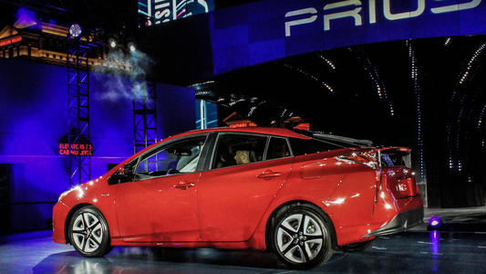 Toyota компани шинэ загварын Приус машинаа танилцууллаа