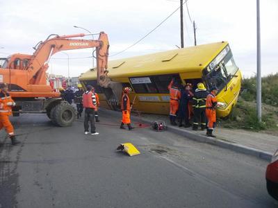 Автобуснаас 33 иргэнийг аюулгүй гаргажээ