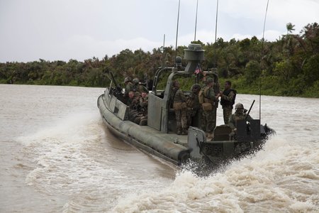Америк цэргүүдийг саатуулжээ