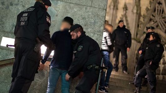 Эмэгтэйчүүд рүү халдсан арабуудыг баривчилжээ