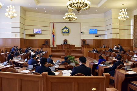 Төсвийн төслүүдийг байнгын хороонд шилжүүллээ