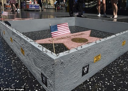 Трампийн алдрын одыг эвдэлжээ
