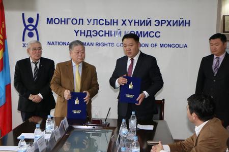 Санамж бичигт гарын үсэг зурлаа