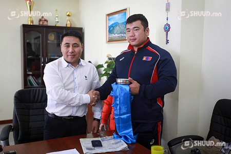 Э.Содномпилжээд байрны түлхүүр гардуулан өглөө
