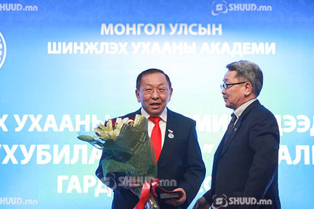 П.Цагаанд “Хубилай хаан” алтан медаль гардууллаа
