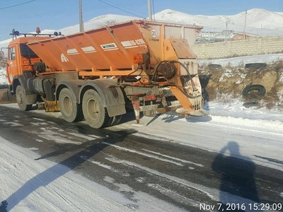 Хотын гудамж, замд 2.7 тонн бодис цацжээ