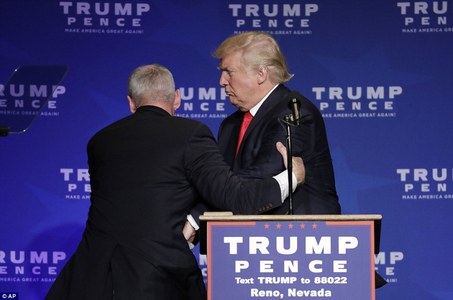 Трамп руу халдахыг санаархжээ
