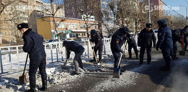 Автозам дагуух цасыг цэвэрлэж байна