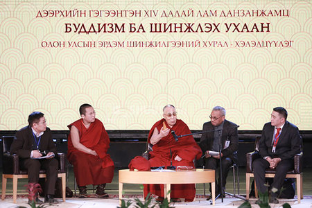 Далай лам ”Буддизм ба шинжлэх ухаан”-ы талаар ярилцаж байна