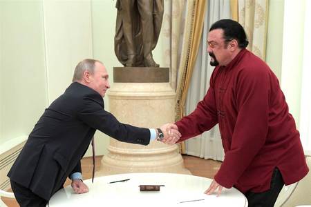 Стивен Сигалд ОХУ-ын иргэний үнэмлэхийг гардуулж өгөв