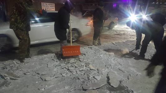 ”Subaru” машинтай залуус нэгдэж, цас цэвэрлэжээ