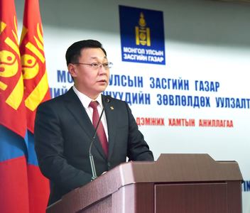 Төрийн албан хаагчидтай уулзана 